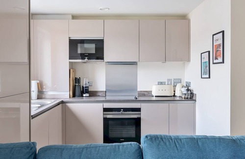 Runnymede Apartment | Spacious Apartment in Addlestone with Free Parking- Pass the Keys