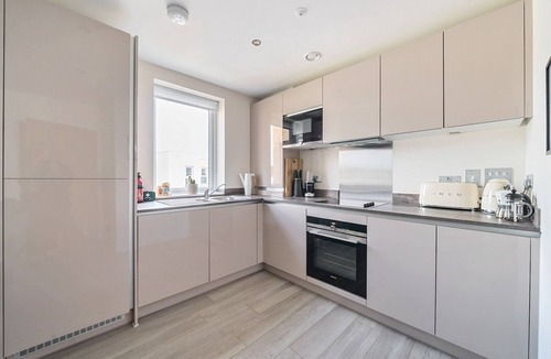Runnymede Apartment | Spacious Apartment in Addlestone with Free Parking- Pass the Keys