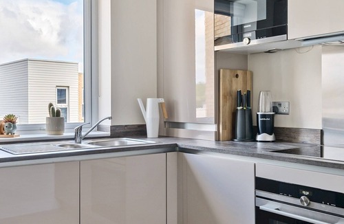 Runnymede Apartment | Spacious Apartment in Addlestone with Free Parking- Pass the Keys