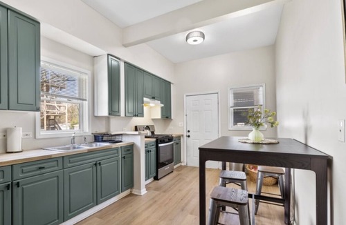 Grand Boulevard Apartment | Spacious apartment in awesome Chicago with WiFi, AC- 4 Bedrooms