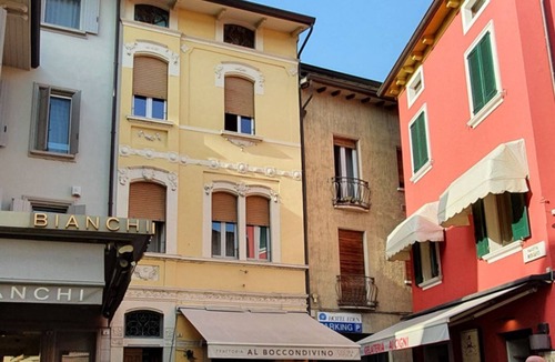 Sirmione House | Spacious apartment in the heart of town, 40 meters from the Castle. Particularly suitable for families and groups who want to enjoy the exclusive atmosphere of a stay in the historic center, with complete freedom and comfort. It can accommodate up to 6 p