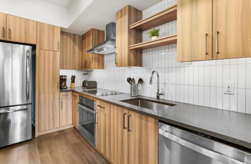 Clarendon Apartment | Spacious Apartment in Prime Location Near Metro