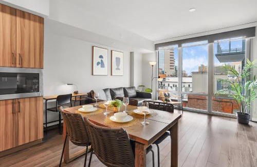Clarendon Apartment | Spacious Apartment in Prime Location Near Metro