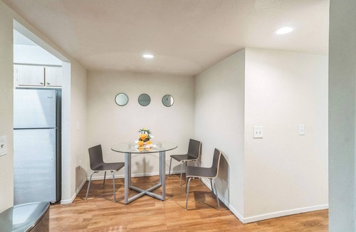 Harlow Apartment | Spacious Apartment in Prime Location 5mins to DT