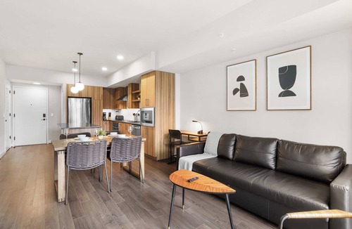 Clarendon Apartment | Spacious Apartment in Prime Location Near Metro