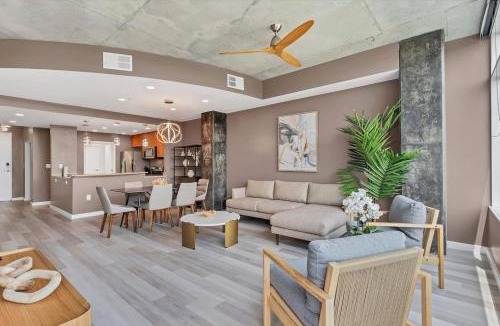 South Eola Apartment | Spacious Apartment Masterfully Decorated