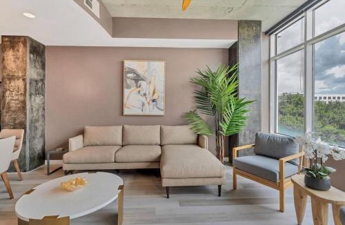 South Eola Apartment | Spacious Apartment Masterfully Decorated