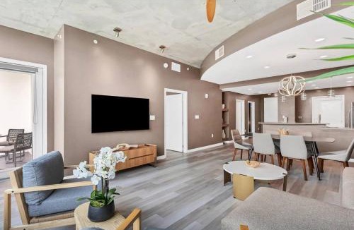 South Eola Apartment | Spacious Apartment Masterfully Decorated