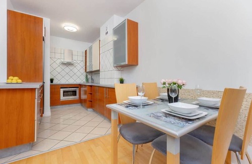 Saska Kepa Apartment | Spacious Apartment | Parking | Workspace