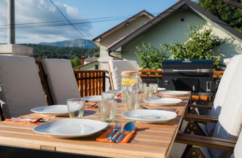Matavun Apartment | Spacious Apartment Senozece - with terrace & grill