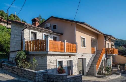 Matavun Apartment | Spacious Apartment Senozece - with terrace & grill