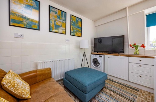 Bramcote Apartment | Spacious apartment sleeps 6 - Uni, sports, trades