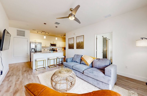 Gainesville Apartment | Spacious apartment with washer & dryer, private balcony, WiFi and pool