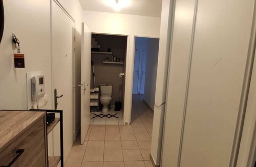 Guyancourt Apartment | Spacious apartment with free outdoor parking