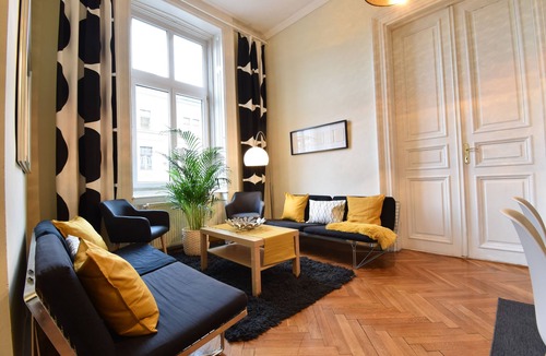 Terezvaros Apartment | Spacious apartment with 12 bedrooms with AC in beautiful Budapest