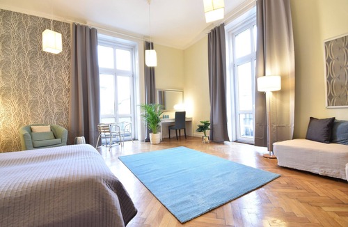 Terezvaros Apartment | Spacious apartment with 12 bedrooms with AC in beautiful Budapest
