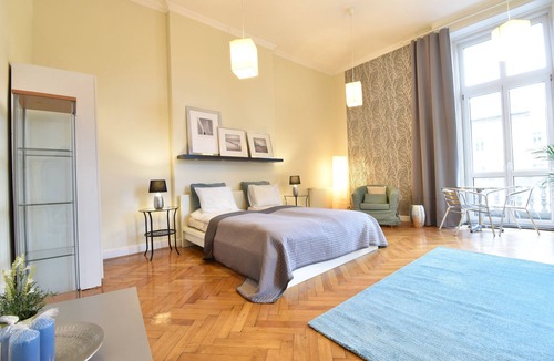 Terezvaros Apartment | Spacious apartment with 12 bedrooms with AC in beautiful Budapest