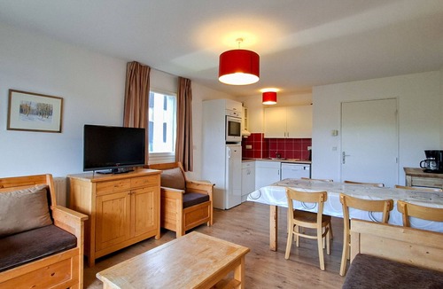 Flaine Apartment | Spacious apartment with balcony, pets allowed, central location and parking option