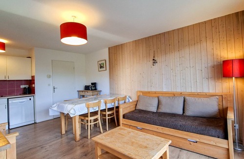 Flaine Apartment | Spacious apartment with balcony, pets allowed, central location and parking option