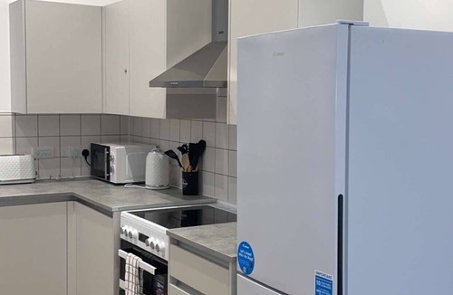 Gascoigne Apartment | Spacious apartment with WiFi in Barking