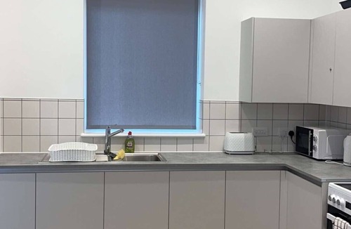 Gascoigne Apartment | Spacious apartment with WiFi in Barking