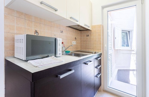 Splitska Apartment | Spacious apartment with a private sunny balcony