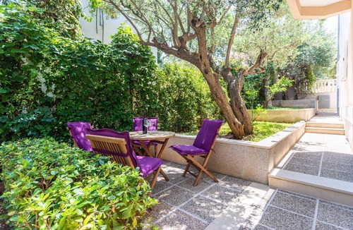Splitska Apartment | Spacious apartment with a private sunny balcony