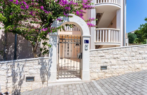 Splitska Apartment | Spacious apartment with a private sunny balcony