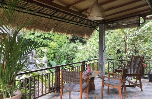 Singakerta House | Spacious apartment with king and single bed size and air-conditioning.