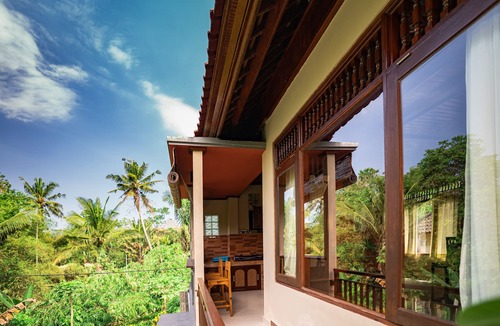 Singakerta House | Spacious apartment with king and single bed size and air-conditioning.