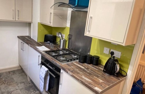 Edgbaston Apartment | Spacious appt|4 beds|sleeps 5| Free parking| close to city| Netflix