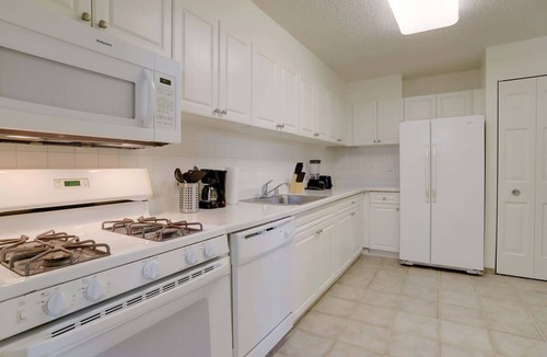 Crystal City Apartment | Spacious Apt with Pool & Gym in Arlington