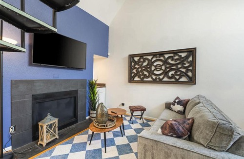 Waller Creek District Apartment | Spacious Austin Loft 4BR Sleeps 12