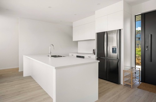 Cooks Beach House | Spacious bach close to the beach