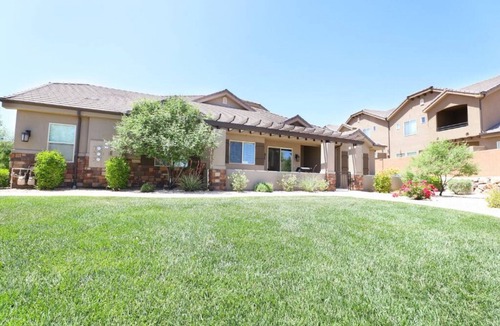 St. George Villa | Spacious backyard & 2 pools/spas, fishing pond