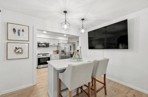 Cloverdale House | Spacious Backyard Alfresco Dining Pet Friendly