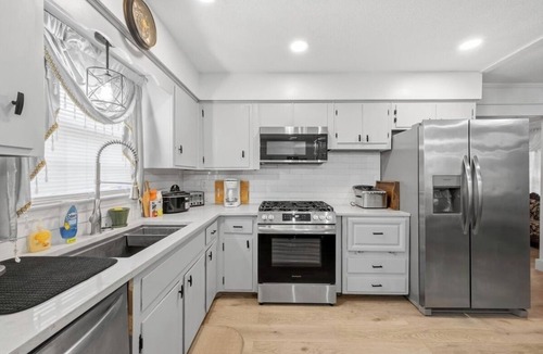 Cloverdale House | Spacious Backyard Alfresco Dining Pet Friendly