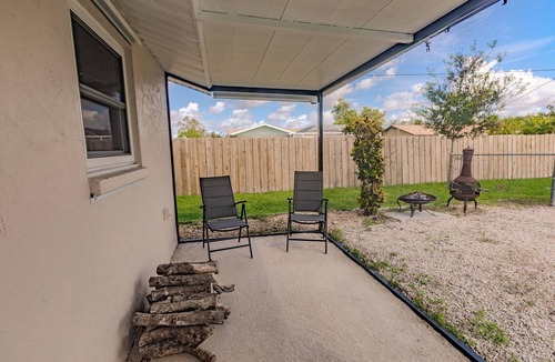 Englewood House | Spacious Backyard & Pool Retreat - 5 Mins to Beach