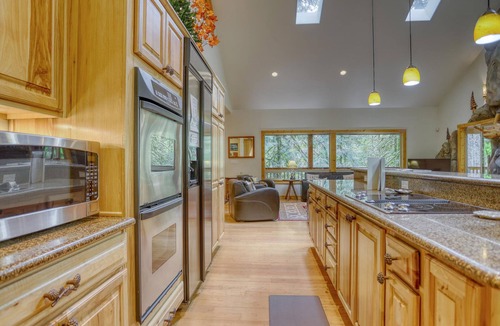 Zigzag Cabin | Spacious Barlow Trail Lodge, 2 fireplaces, media room, hot tub