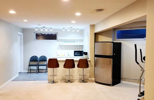 West Edmonton House | Spacious Basement Suite| Near WEM| River Cree| Free Parking