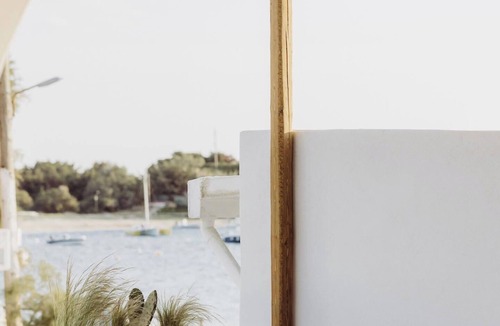 Agia Anna House | Spacious Beach Flat, Large Balcony, 1 Min to Sea - Argo Apartment