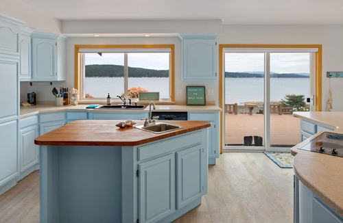 Belfair House | Spacious Beach Front Home on Hood Canal w/Kayaks!