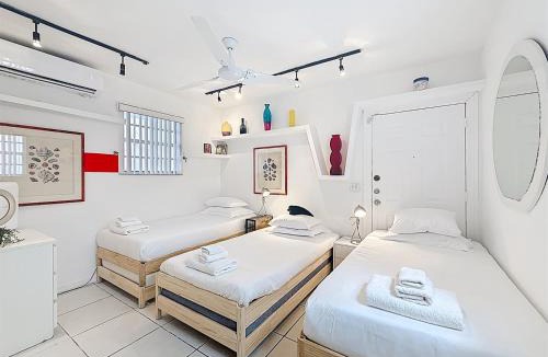 Mid Beach Apartment | Spacious beach gem Perfect for groups and couples