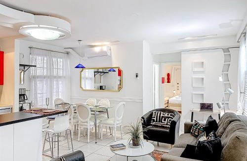Mid Beach Apartment | Spacious beach gem Perfect for groups and couples