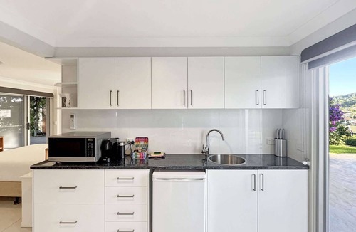 Surf Beach Apartment | Spacious Beach Studio With Alfresco Dining
