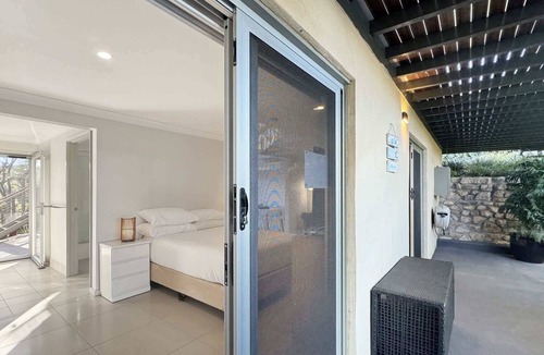Surf Beach Apartment | Spacious Beach Studio With Alfresco Dining