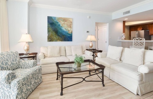 Destin Condo | Spacious beachfront condo w/nearby dining & shopping in Central Destin! 🐬🌅🌴