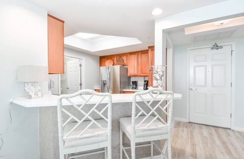 Destin Condo | Spacious beachfront condo w/nearby dining & shopping in Central Destin! 🐬🌅🌴