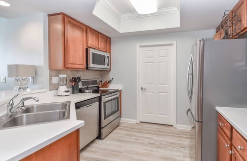 Destin Condo | Spacious beachfront condo w/nearby dining & shopping in Central Destin! 🐬🌅🌴