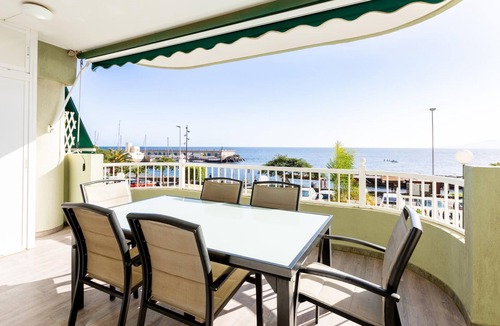 Radazul Apartment | Spacious beachfront apartment with communal pool